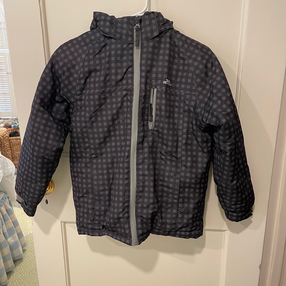 Trespass Black and Gray Ski Snowboard Puffer Jacket with Quilted Design Size 7/8